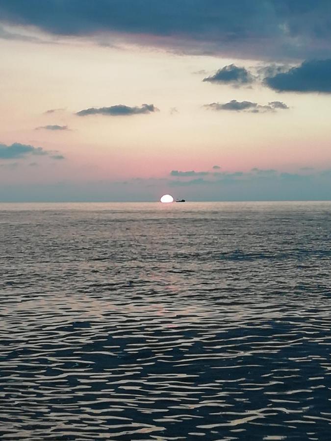 Enjoy The Hostel Batumi Bagian luar foto